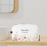 Neceser Nombre de la dama de honor beige rosa de las flore<br><div class="desc">Fondo blanco,  decorado con flores silvestres de color rosa y beige. Personalice y agregue el nombre de su dama de honor.</div>