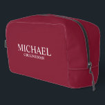 Neceser Nombre del Groomsman personalizado clásico<br><div class="desc">Regalos clásicos personalizados de Groomsman con el nombre y el título personalizados del groomsman en un estilo de letra serif clásico blanco sobre fondo rojo burdeos. También perfecto para el Mejor Hombre,  Padre de la Novia y más.</div>