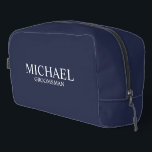 Neceser Nombre del Groomsman personalizado clásico<br><div class="desc">Regalos clásicos personalizados de Groomsman con el nombre y el título personalizados del groomsman en blanco clásico estilo de letra serif sobre fondo azul marino. También perfecto para el Mejor Hombre,  Padre de la Novia y más.</div>