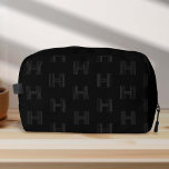 Neceser Patrón de monograma negro, hombres monogramados mo<br><div class="desc">Aumente su equipo de viaje y deportivo con esta bolsa de kit de dopp del patrón monograma negro, donde la sencillez se une a la elegancia moderna. Con un elegante patrón de monograma entrelazado con tipografía personalizada, este duffel está diseñado en un clásico color negro, lo que lo convierte en...</div>