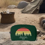 Neceser Personalizable de excursión por el Camping Green F<br><div class="desc">Kit de dopp para caminatas Guay con una puesta de sol verde para todo el grupo en una excursión por la naturaleza o en un camping. Este personalizado regalo de bolsos de váter ofrece un hermoso horizonte con árboles para hacer senderismo o acampada.</div>