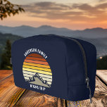 Neceser Personalizado Mountain Sunset Navy Senderismo Azul<br><div class="desc">Esta fresca puesta de sol de época naranja sobre montañas rocosas en la naturaleza hace una gran imagen en un lindo bolso de inodoro azul marino retro para un viaje de senderismo por la montaña o de vacaciones de camping para una familia que ama pasar tiempo al aire libre y...</div>