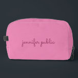 Neceser Plantilla rosa de moda Nombre elegante manuscrito<br><div class="desc">Personalizado Moderno Elegante Plantilla Simple Nombre manuscrito Monograma Letra inicial Cargar Accesorios de impresión de imagen / Bolsas y carteras / Bolsas de cosmética y de tocador / Kit Dopp de color sólido rosa.</div>