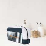 Neceser Rayas azul marino | Monograma del caballero modern<br><div class="desc">Mantén tus cosméticos y productos de tocador organizados a tu paso. ¿Tiene empleados o clientes que viajan con frecuencia? Un neceser personalizado es un regalo atento y una buena manera de mostrar tu logo. Estas pequeñas bolsas son también un gran regalo para conferencias y eventos. Comparte tu logotipo en bolsas...</div>