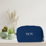 Neceser Regalo Groomsman azul de la Marina Monograma<br><div class="desc">¡O crea unos cuantos como recuerdos de tu boda. Kit Dopp azul marino con monograma gris claro de nombres o iniciales. Monograma está a ambos lados de la bolsa.</div>