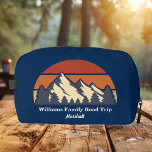 Neceser Senderismo personalizado por Blue Mountain Sunset<br><div class="desc">Esta impresionante puesta de sol sobre montañas rocosas y árboles forestales en la naturaleza es una gran imagen para un bolso de inodoro azul personalizado para sus vacaciones de verano o viaje por carretera a través de la naturaleza. Sólo tienes que añadir tu propio texto personalizado para los campistas o...</div>