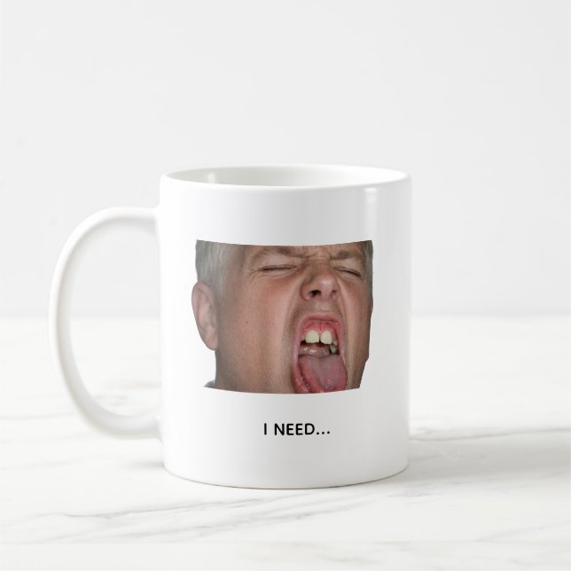 Necesita Café Meme Divertido de Café Taza (Izquierda)