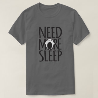 Necesita más sueño: camiseta con slogan de bostezo