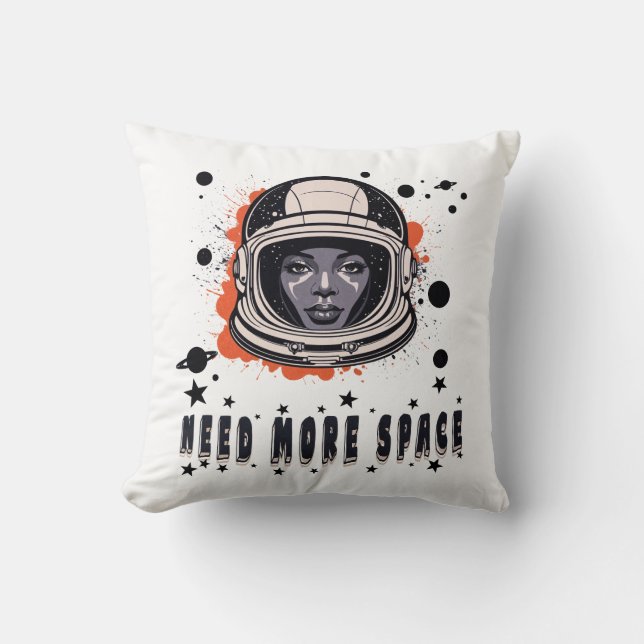 Necesito Más Espacio – Almohada de Astronauta (Anverso)