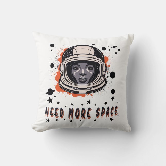 Necesito Más Espacio – Almohada de Astronauta (Anverso)