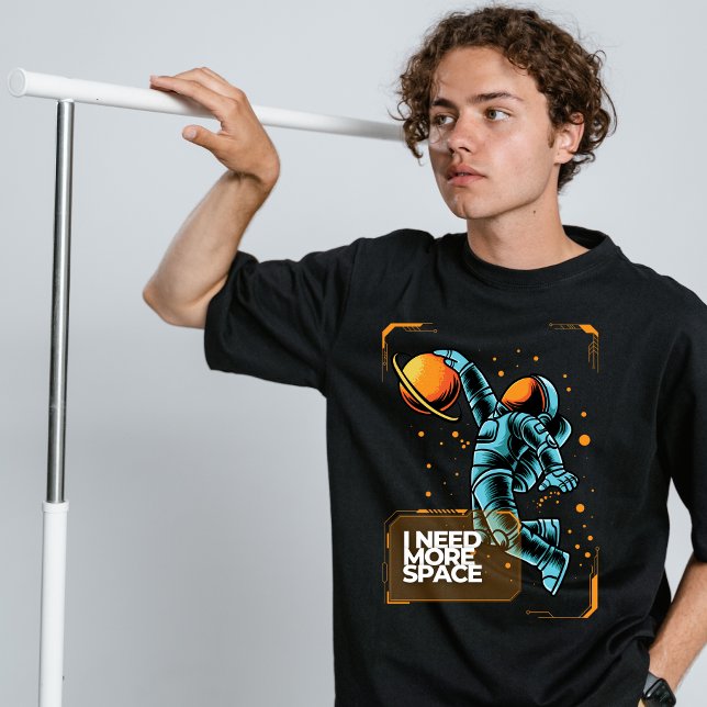 Necesito más ropa de calle espacial camiseta (Subido por el creador)