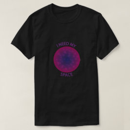 Necesito mi camiseta oscura básica en el espacio