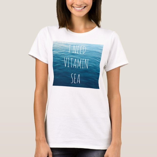 NECESITO VITAMIN SEA - camiseta con fondo marino. (Anverso)