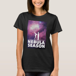 Negra de camiseta de mujer en temporada de nebulos