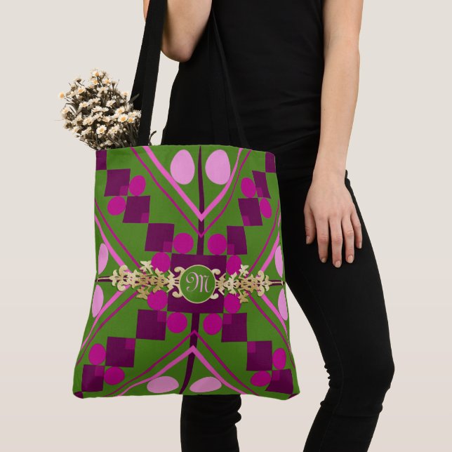 Negrita con bolsa de tocador monogramada con oro (Detalle)
