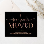 Negrita y moderna | Postal de Invitación móvil<br><div class="desc">Estas invitaciones en movimiento,  muy modernas,  presentan un elegante y ornamental rosa de texto dorado sobre un color de fondo negro para un nuevo aspecto que sigue siendo atemporal y elegante. ¡Una forma elegante de dejar que amigos y familiares se muden a una nueva casa!</div>