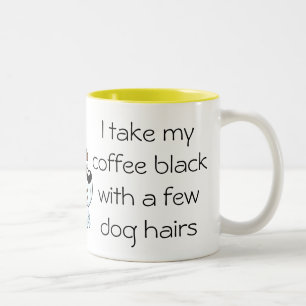 Negro divertido del café con la taza del pelo de