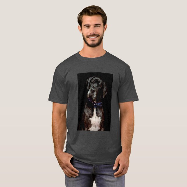 Negro en la camiseta negra de great dane (Anverso completo)