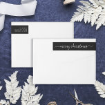 Negro oscuro | Merry Christmas Return Address<br><div class="desc">Estos modernos y elegantes Navidades de vacaciones devuelven etiquetas de ajuste de direcciones con las palabras "Feliz Navidad" en un elegante guión blanco y texto en un oscuro fondo negro.</div>