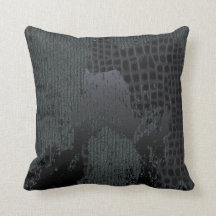 Negro y gris apenó el suéter y la almohada del
