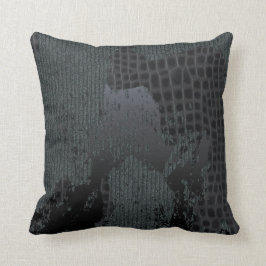 Negro y gris apenó el suéter y la almohada del