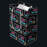 Neon 90th Birthday Rótulo En Bolsa De Regalo De La<br><div class="desc">Signo de neón brillante con una estrella en la pared de la ciudad de ladrillo oscuro por 90 años.</div>