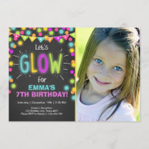 Neon Glow en la invitación del cumpleaños oscuro