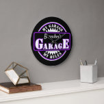 Neon Purple White Garage Textos sobre el reloj neg<br><div class="desc">Hermoso reloj contemporáneo de arte retro en la pared con un guión de tipografía de color morado brillante y blanco sobre un fondo negro. Con espacio para personalizar o personalización con el nombre y el texto de su elección. Este caprichoso diseño hipster está hecho para el hombre de moda, que...</div>