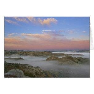 Niebla del río Misuri cuelga en el río