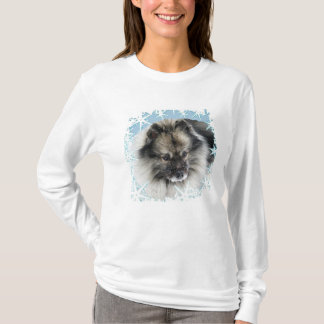 Nieve en la camiseta del Keeshond de la cara