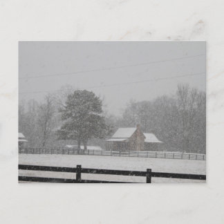 Nieve postal cayendo en una granja.