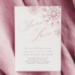 Nieve rosa en el amor Invitación a ducha de novias<br><div class="desc">Celebra el amor con nuestra Invitación a la Ducha Bridal con Nieve Rosa en Amor, que incluye delicados copos de nieve de color agua en un suave rosa rubor. El elegante guión de caligrafía acompañado de sutiles acentos purpurinas plateados añade un toque de moda y festividad, perfecto para una ducha...</div>