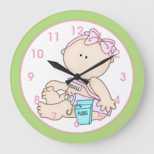 Niña bebé con cepillo de dientes y reloj de pared 