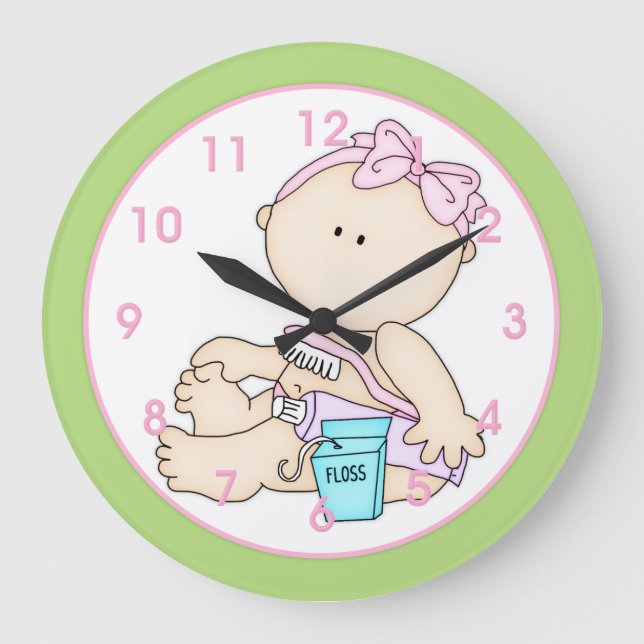 Niña bebé con cepillo de dientes y reloj de pared  (Anverso)