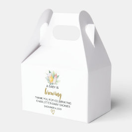 Niña bebé está preparando caja de mesa temática