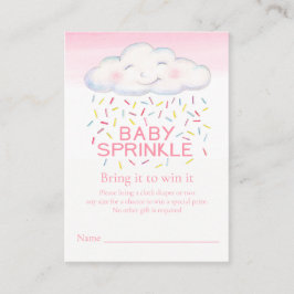 Niña de bebé rociar una tarjeta de rastrillo para 