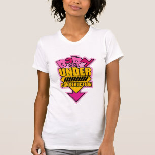 Niña debajo de la camiseta de la construcción