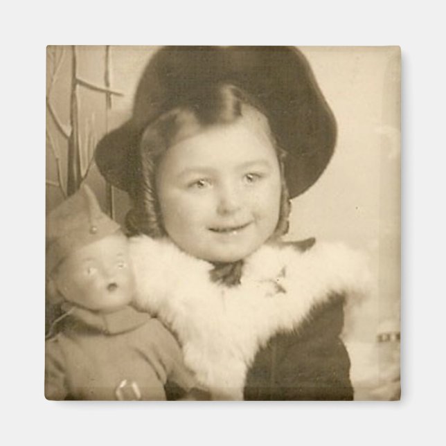 niña pequeña con imán de muñecas (Frente)