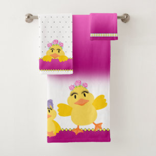 Niña pequeña con pollos rosados y blancos
