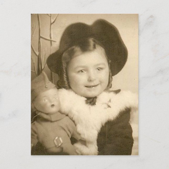 niña pequeña con postal de muñeca (Anverso)