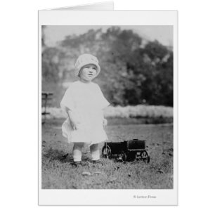 Niña pequeña con vagón de juguete