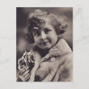Niña pequeña en la postal de cosecha de pieles