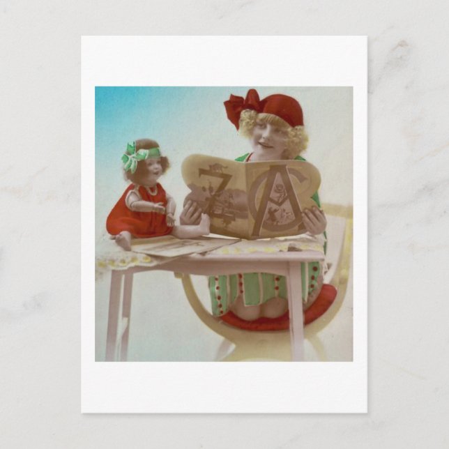 Niña pequeña leyendo a su muñeco - Tarjeta de cose (Anverso)