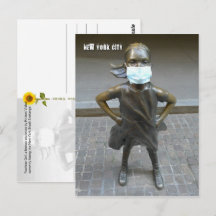 Niña sin miedo con máscara facial - tarjeta postal