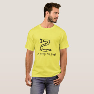 Ningún paso en la camisa de Snek