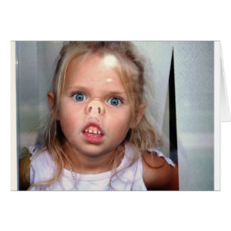 Niñita presionando su nariz contra una ventana