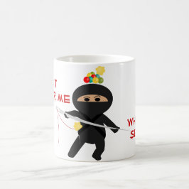 Ninja con la taza de la aguja de costura