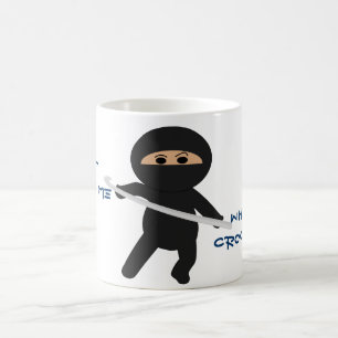 Ninja con la taza del gancho de ganchillo