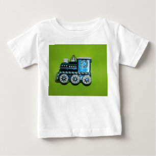 Niño azul de la CAMISA DE MANGA LARGA del tren,