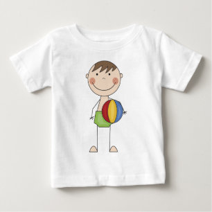 Niño con camisetas y regalos de bolas de playa